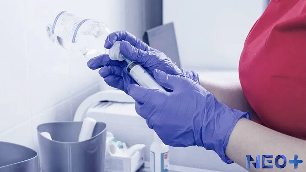 врач набирает препарат в шприц